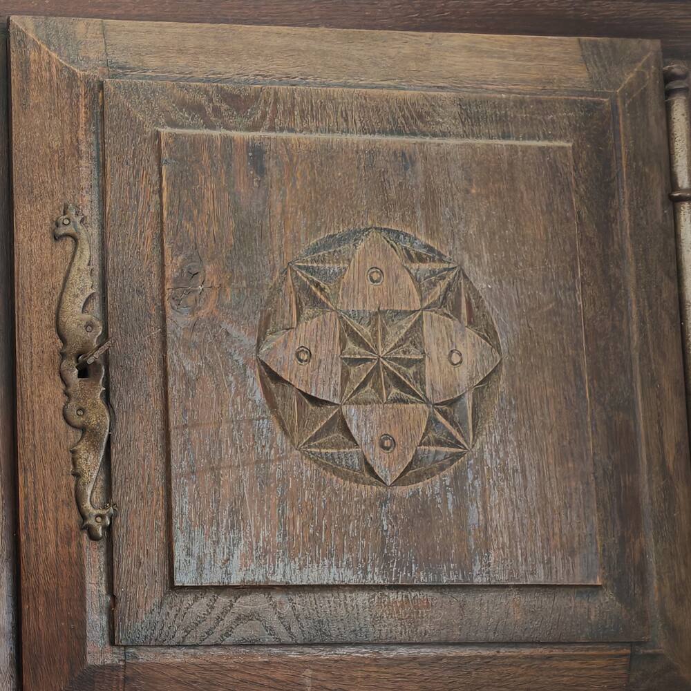 Porte d'un buffet ancien en chêne sculpté, finition d'origine usée et grisée