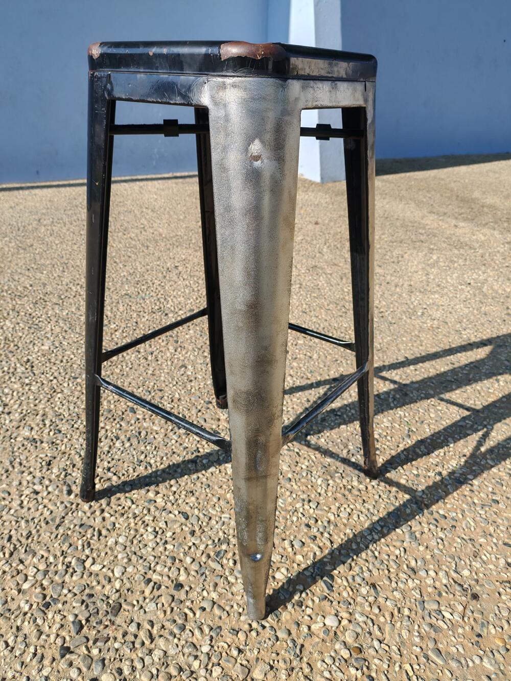 Tabouret métallique décapé au laser, métal mis à nu
