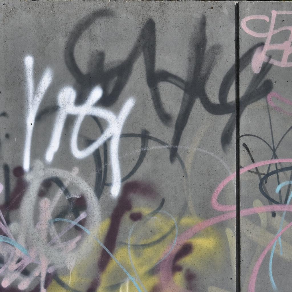 Tags & mobilier urbain - avant décapage laser