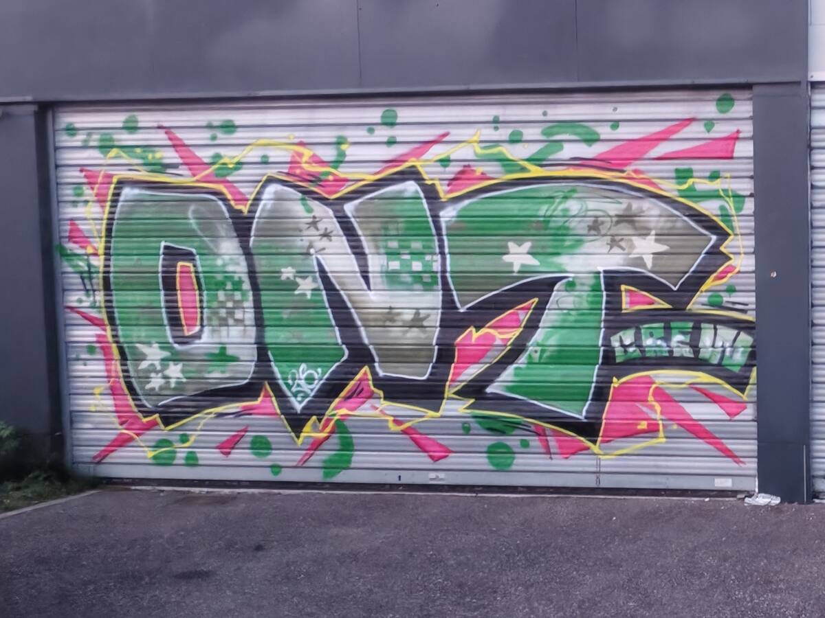Tags & mobilier urbain - avant décapage laser
