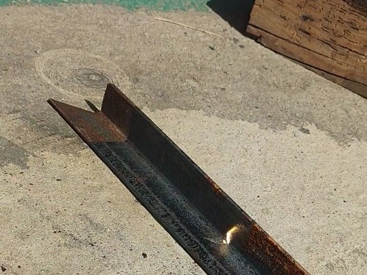 Décapage d'une cornière métallique rouillée au laser pulsé, en conditions réelles de chantier